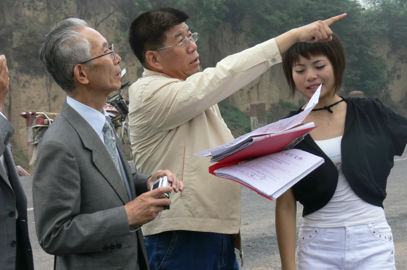1、2007年，日本著名学者吉冈先生在韩城考察.jpg