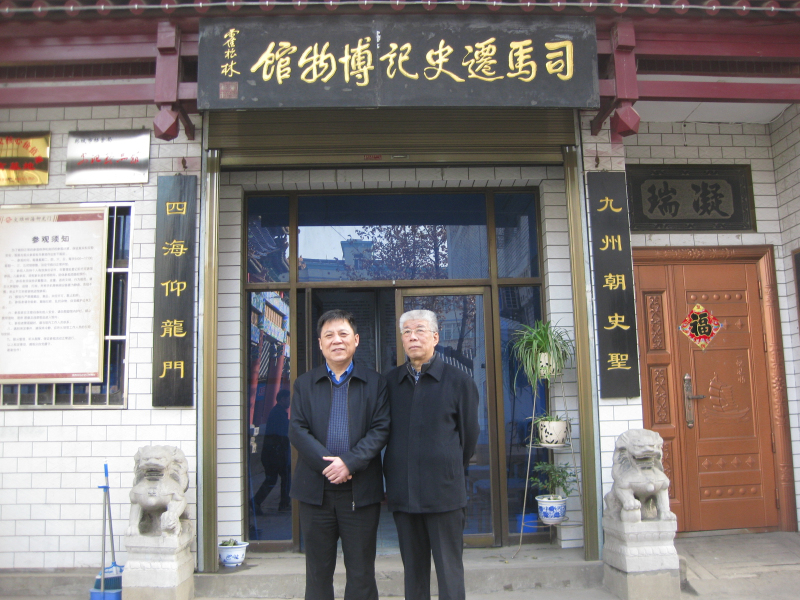16、省文物局副局长郭宪曾在博物馆参观留影.jpg