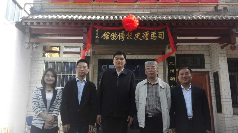17、市委副书记、冀会康陪同客人在博物馆参观.jpg